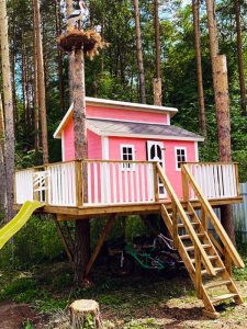 Розовый домик для детей на даче из дерева